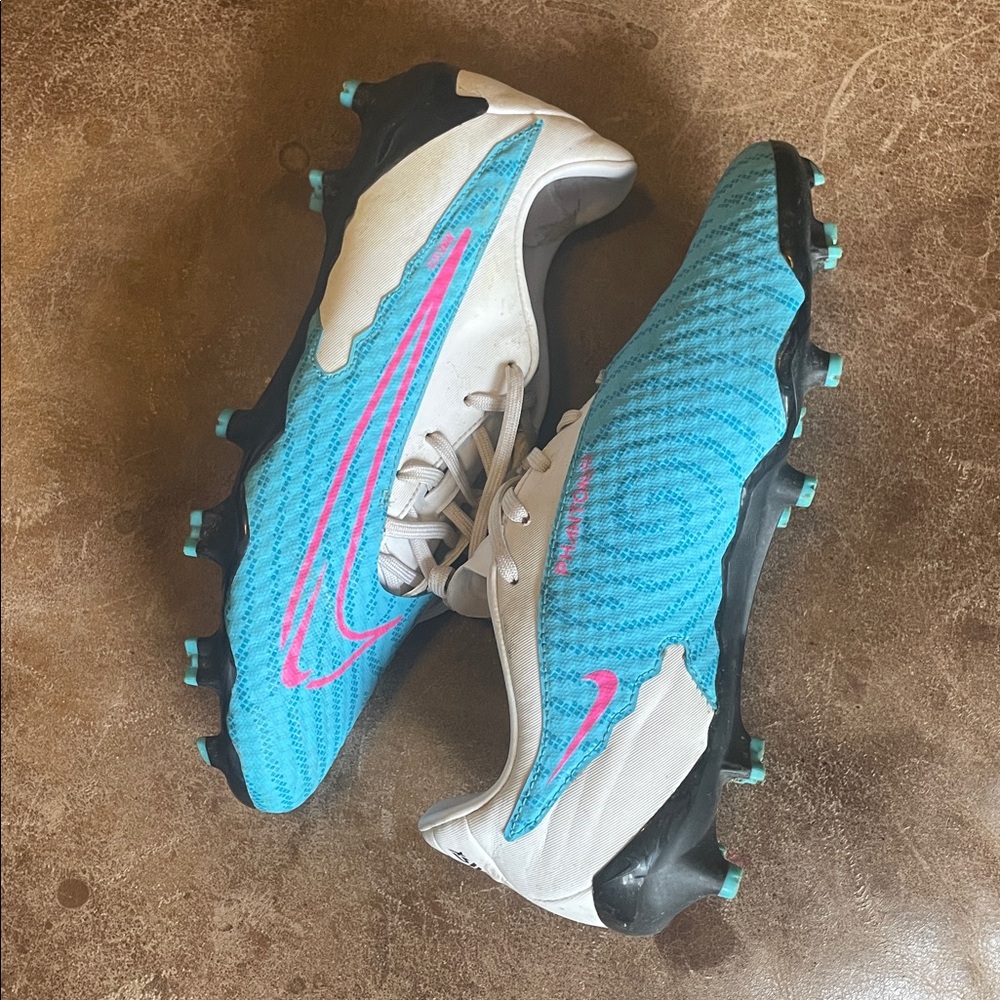 Nike Phantom Women's Blue And White Soccer Shoes. Good Condition. Size 7. - Picture 2 of 9